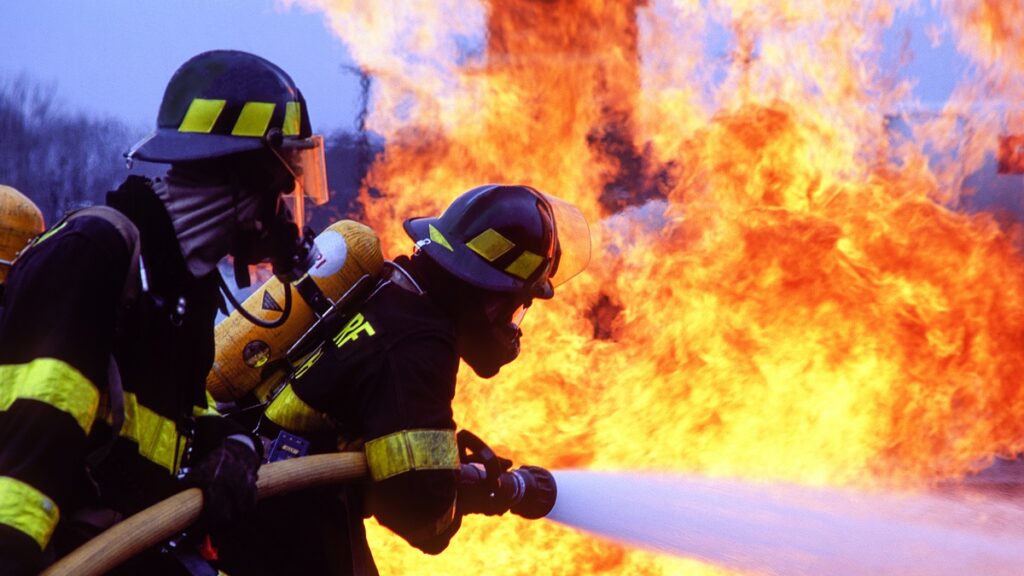 Fuerte incendio en Plaza Contanier de Manzanillo; video