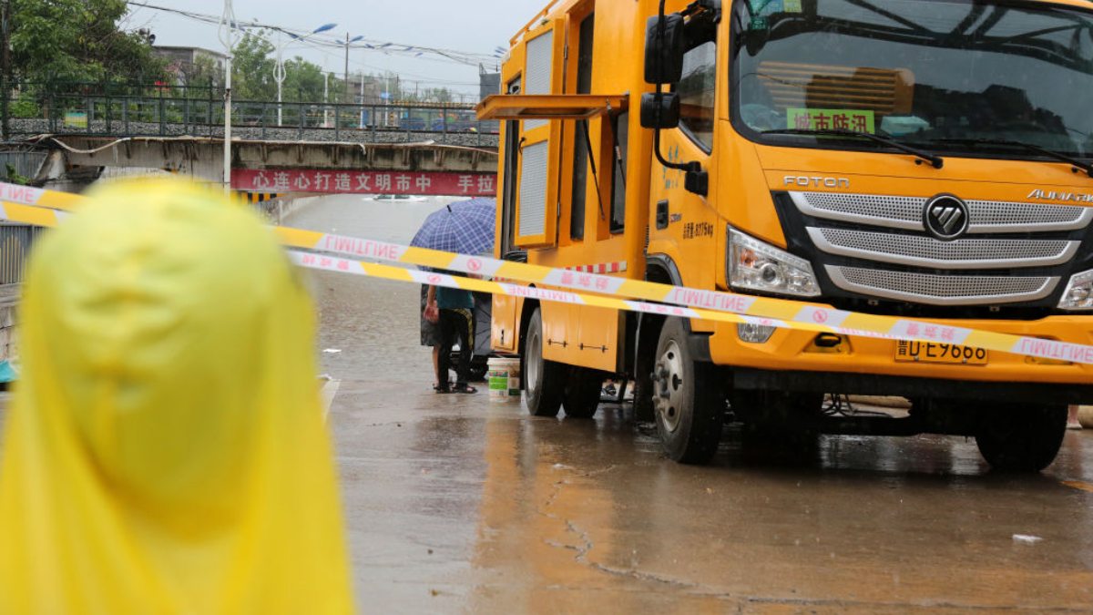 Tragedia en China: al menos, mueren 12 personas y más de 30 desaparecidos tras hundimiento de un puente