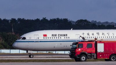 China: Viajera primeriza provocó cancelación de vuelo al abrir por accidente puerta de emergencia