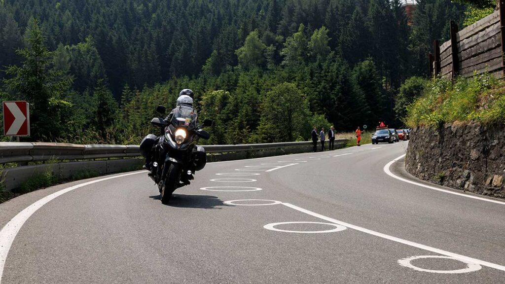 Círculos blancos en carreteras: ¿para qué sirven?