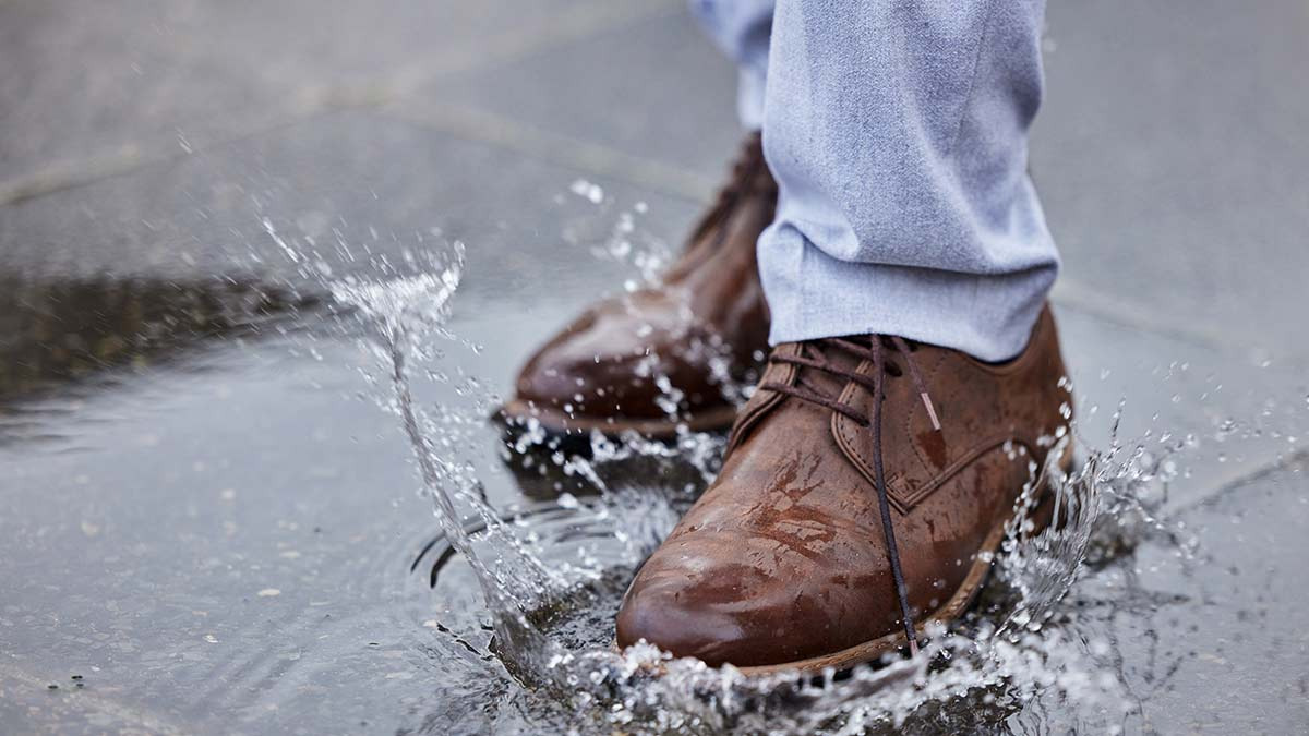 Cómo secar tus zapatos mojados por la lluvia