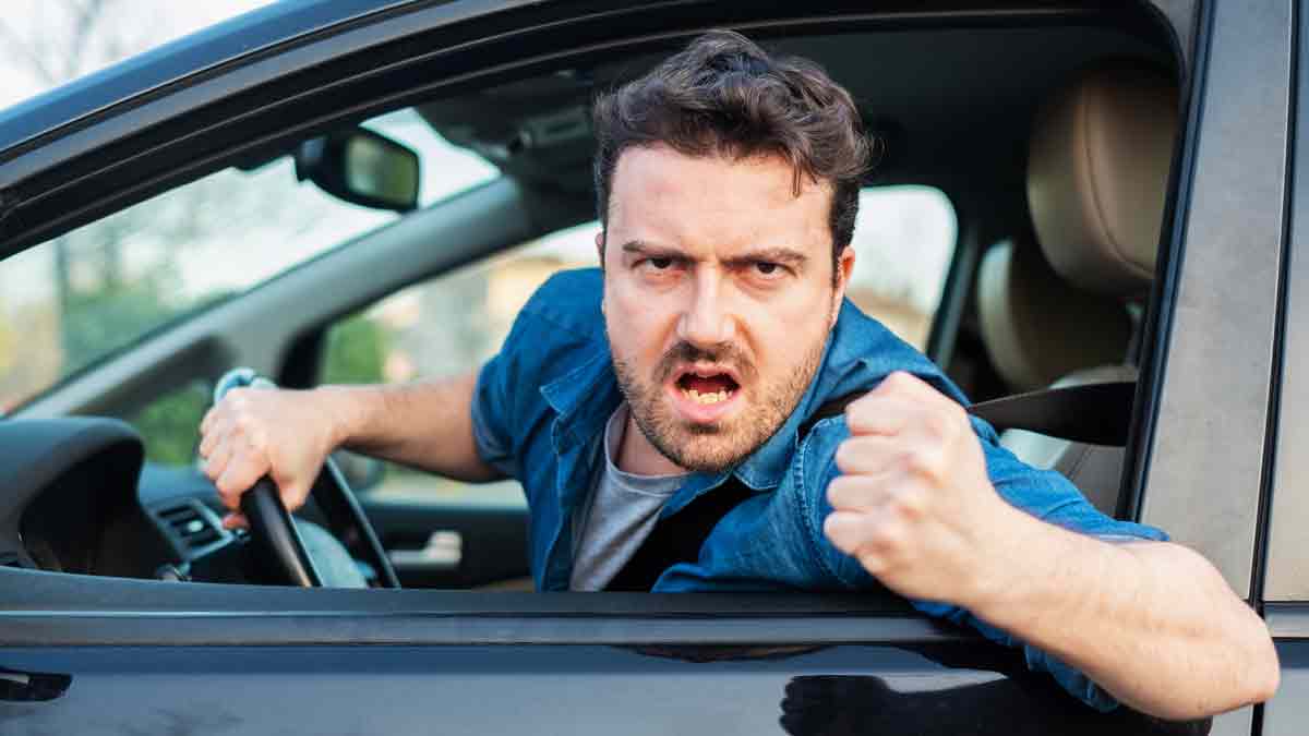¿Cuáles son las características de los conductores agresivos?