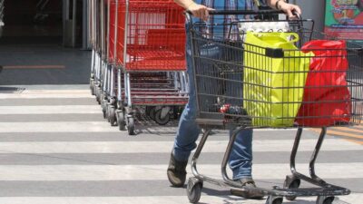 Montachoques del supermercado roban a abuelita; así operaron