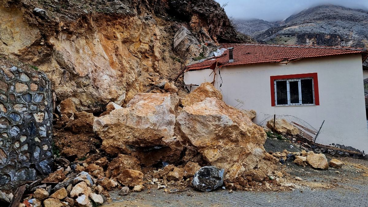 Casi aplastan a perrito: enormes rocas caen sobre casas en deslave de cerro en Monterrey; captan momento