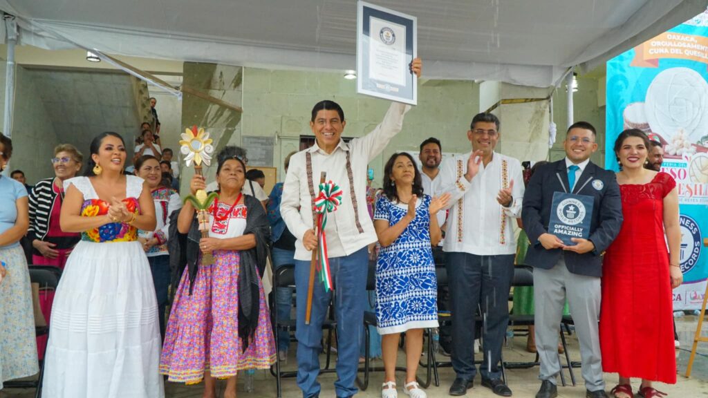 Oaxaca tiene el Record Guinness del quesillo más grande del mundo