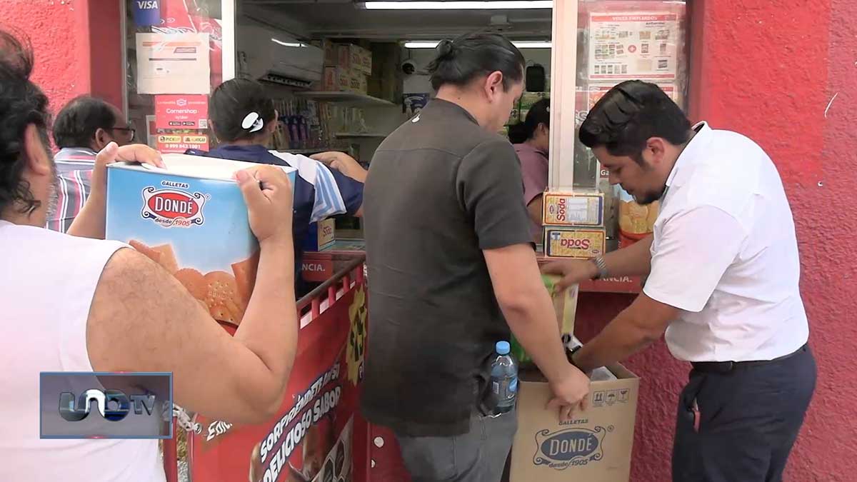 Yucatecos hacen fila en fábrica de galletas ante llegada de Beryl