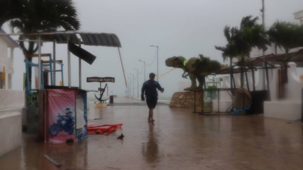 Paso de Beryl y onda tropical 8 generan lluvias en México