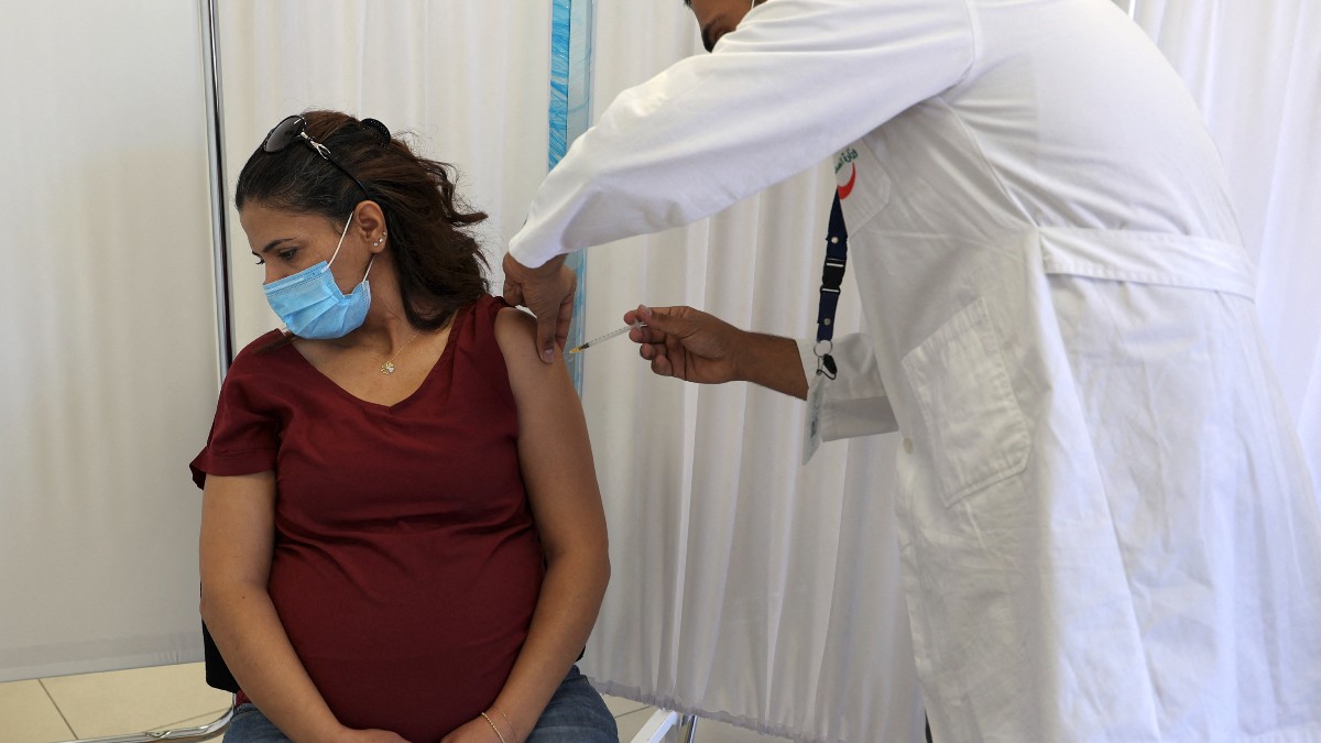 ¿Son seguras las vacunas contra el virus respiratorio sincitial en el embarazo?