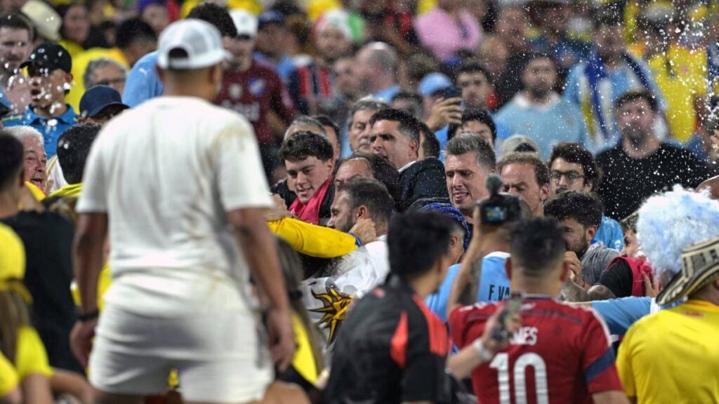 Encontronazo entre jugadores de uruguay y afición de Colombia