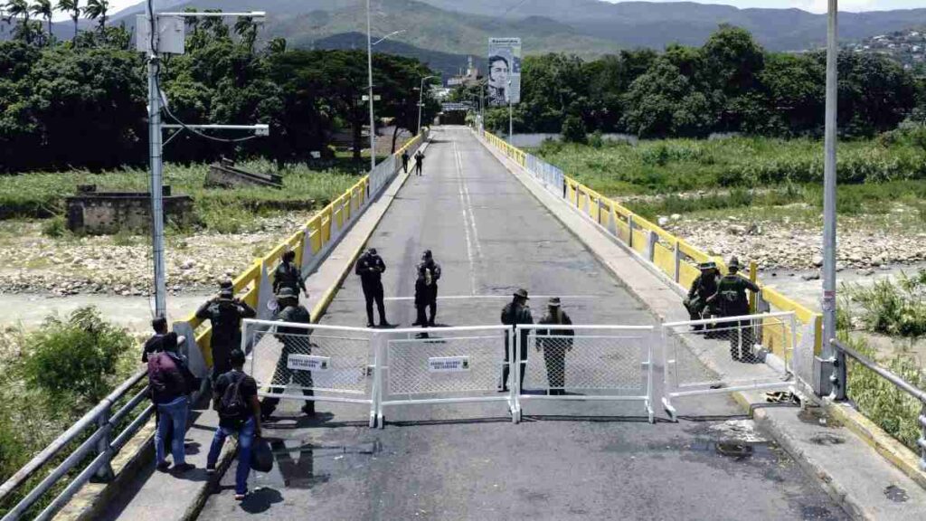 Venezolanos en Colombia que se disponían a viajar a sus comunidades para votar el próximo domingo 28 de julio en las elecciones presidenciales, quedaron varados en la frontera entre ambos países.