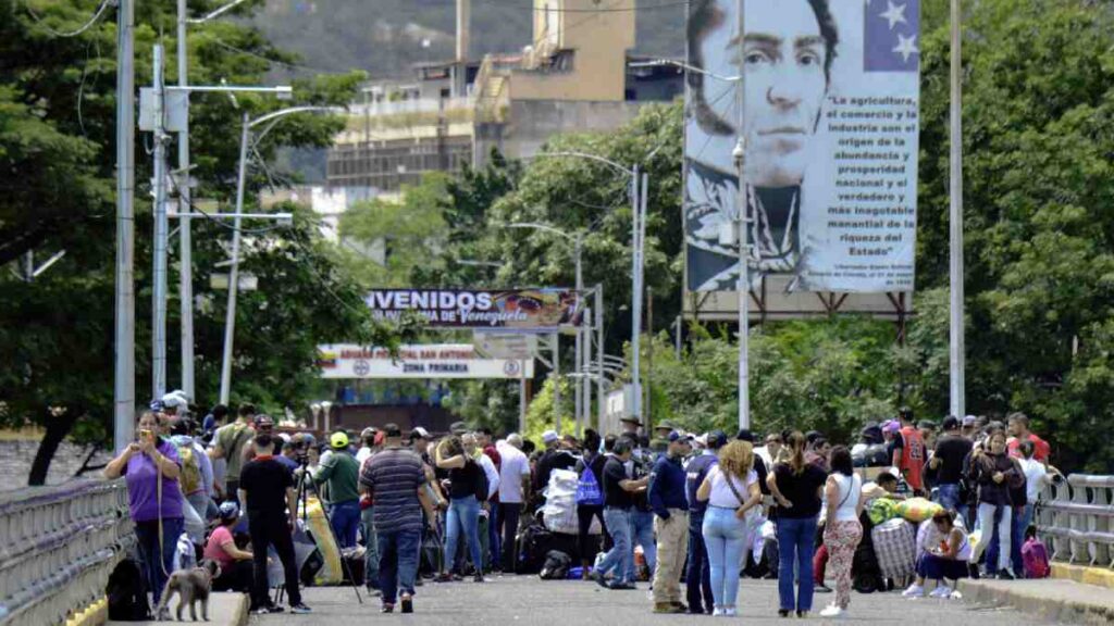 Venezolanos en Colombia que se disponían a viajar a sus comunidades para votar el próximo domingo 28 de julio en las elecciones presidenciales, quedaron varados en la frontera entre ambos países.