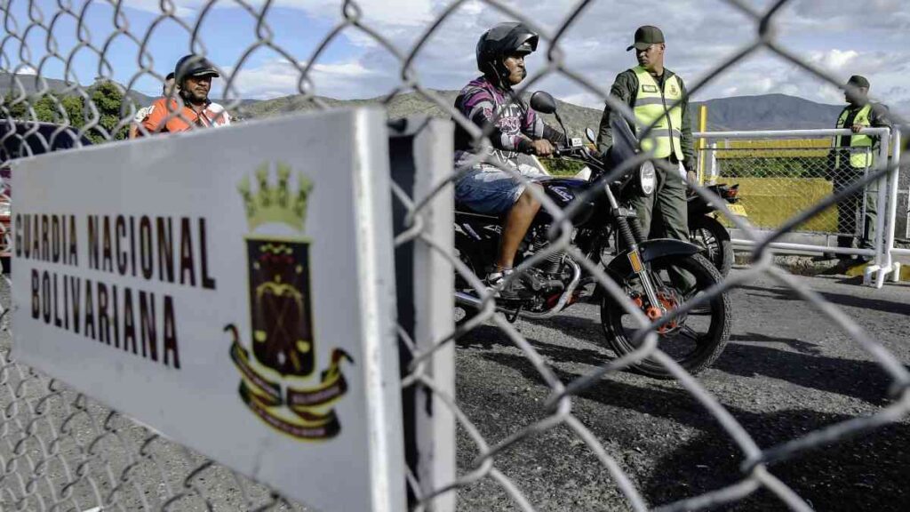 Venezolanos en Colombia que se disponían a viajar a sus comunidades para votar el próximo domingo 28 de julio en las elecciones presidenciales, quedaron varados en la frontera entre ambos países.