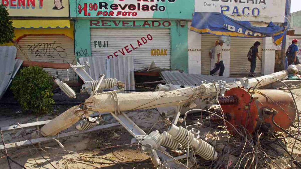 afectaciones por el huracán Wilma 2005 en Quintana Roo, postes de luz y transformadores de luz derrivados