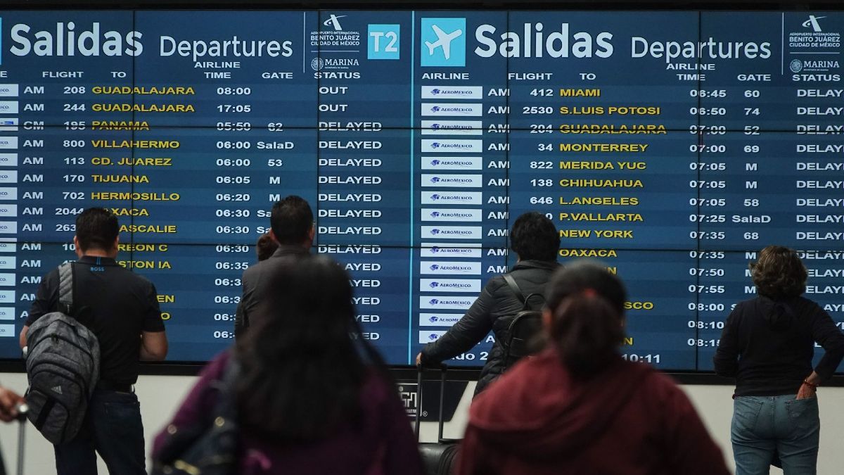 ¿Qué aeropuertos de México reportan afectaciones por la caída mundial de Microsoft?