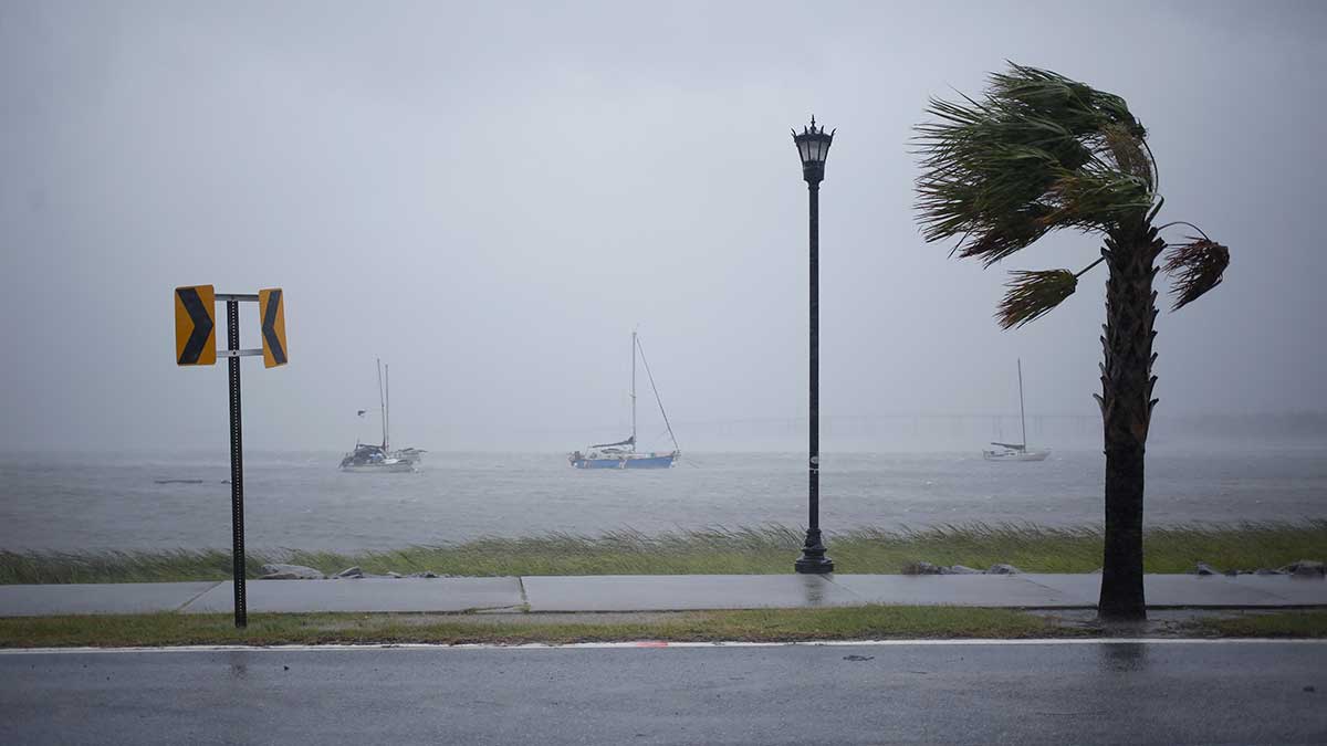 Beryl baja a huracán de categoría 3; podría tocar tierra durante la noche del jueves