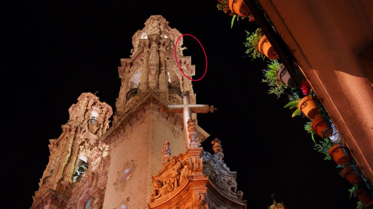Impacto celestial: rayo cae sobre torre de iglesia Santa Prisca, en Taxco