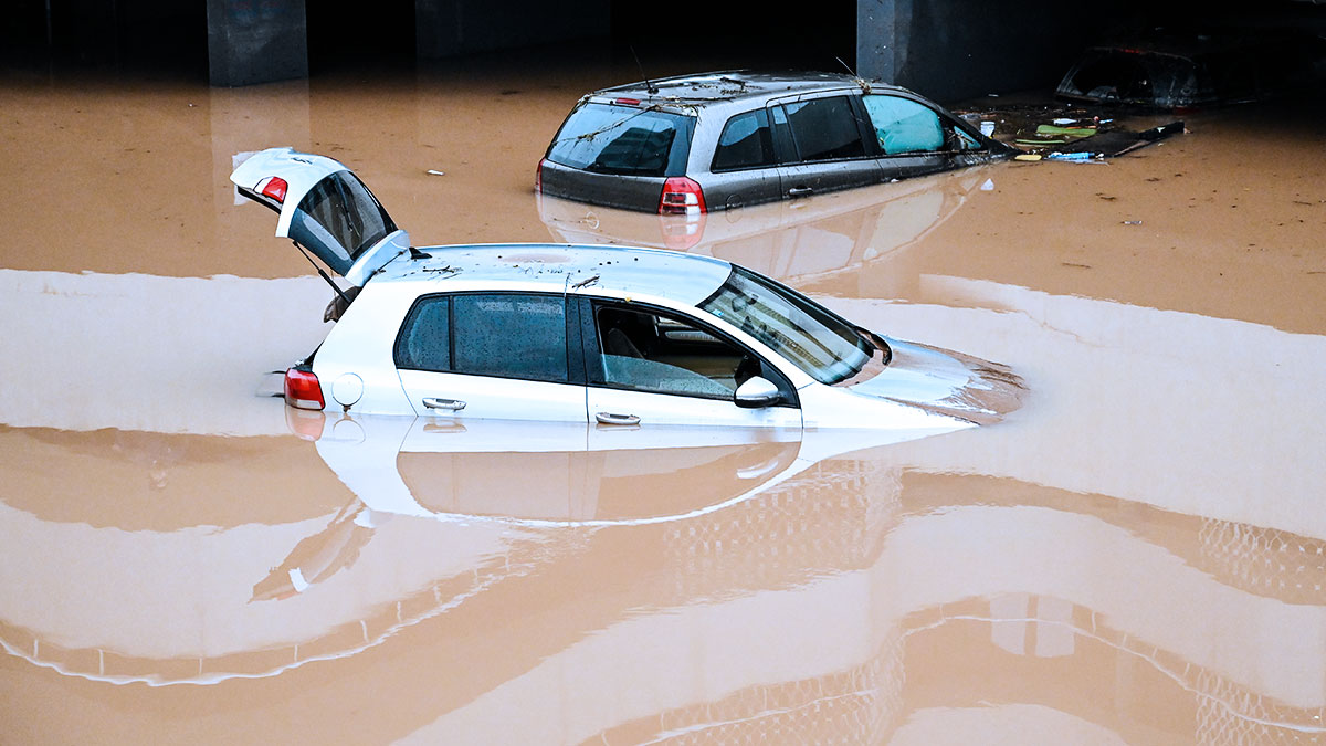 ¿Qué hacer si quedas atrapado en tu auto bajo el agua durante una inundación?