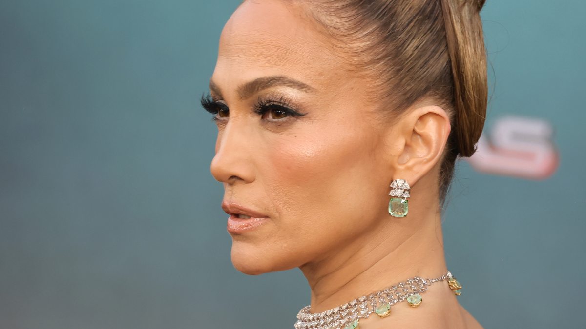 ¿Dónde está Ben Affleck? Jennifer Lopez pasa su aniversario de boda con un amigo