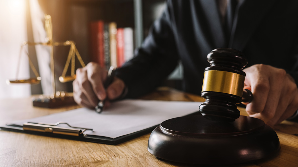 ¿Qué es la jurisprudencia, qué tiene que ver con las leyes y cómo afecta los juicios?