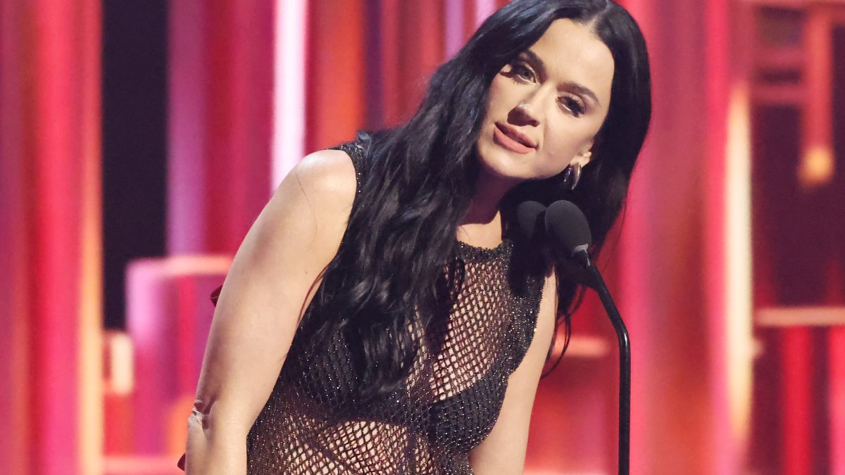 Katy Perry aparece bailando “La Macarena” en bar de Barcelona