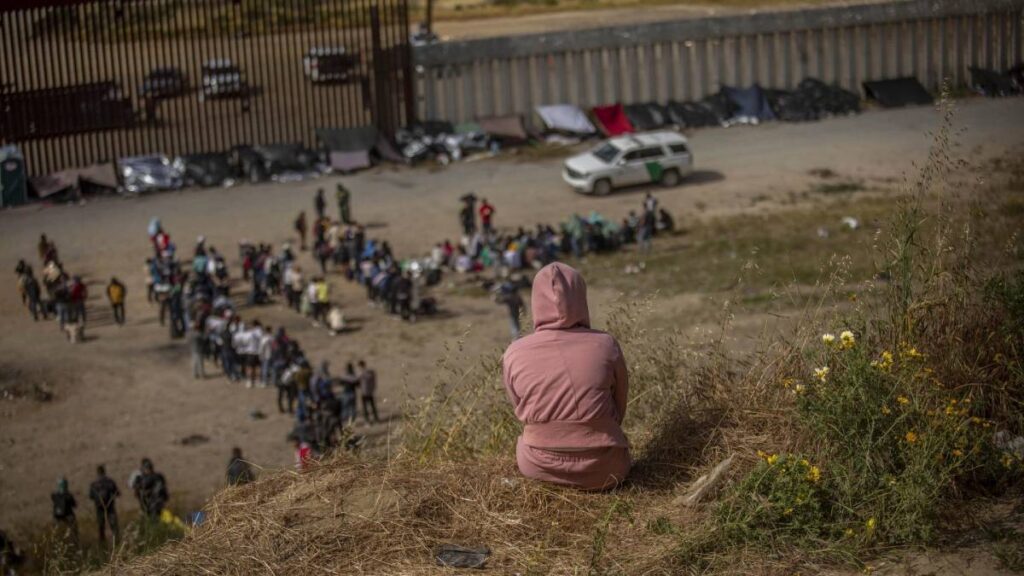 Migrantes cruzan muro de Tijuana con escalera; video