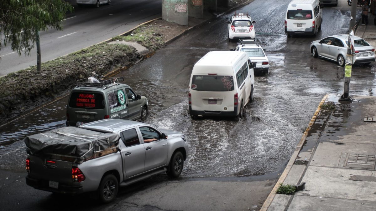 Lluvias no dan tregua en la CDMX: Se registran inundaciones en Tláhuac e Iztapalapa