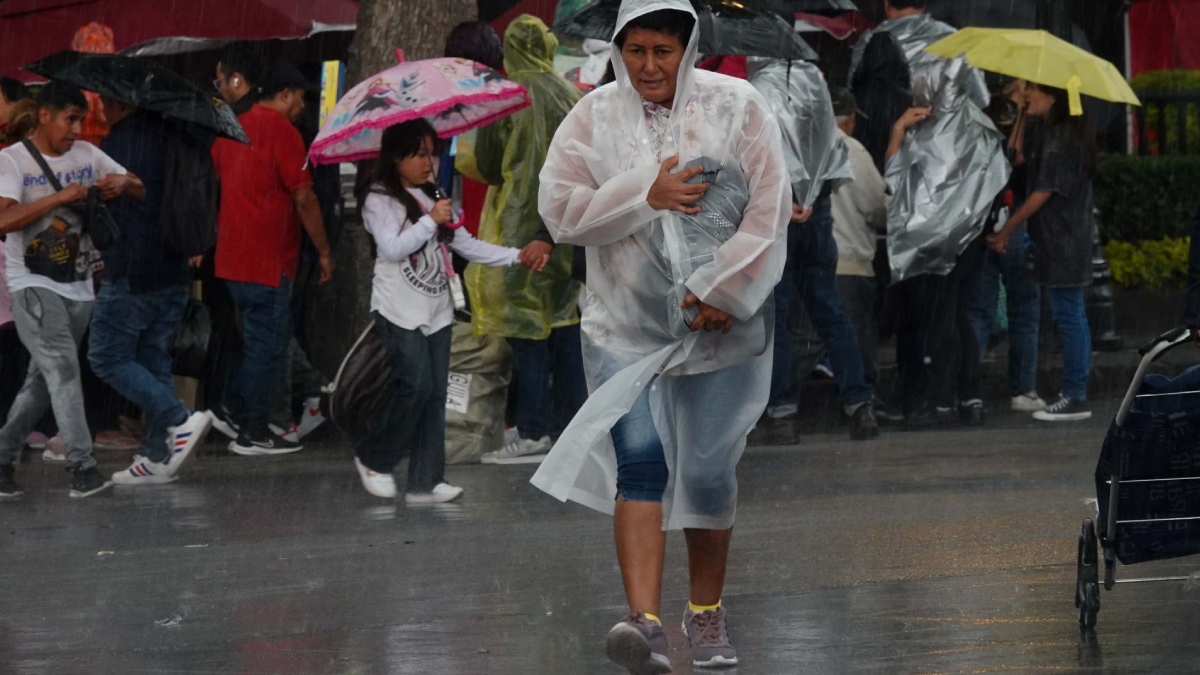 Carga con paraguas e impermeable: se esperan 5 días de lluvias en estos estados