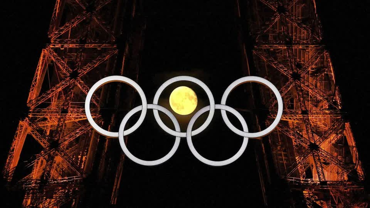 La Luna y los aros olímpicos se alinean en la Torre Eiffel: fotos