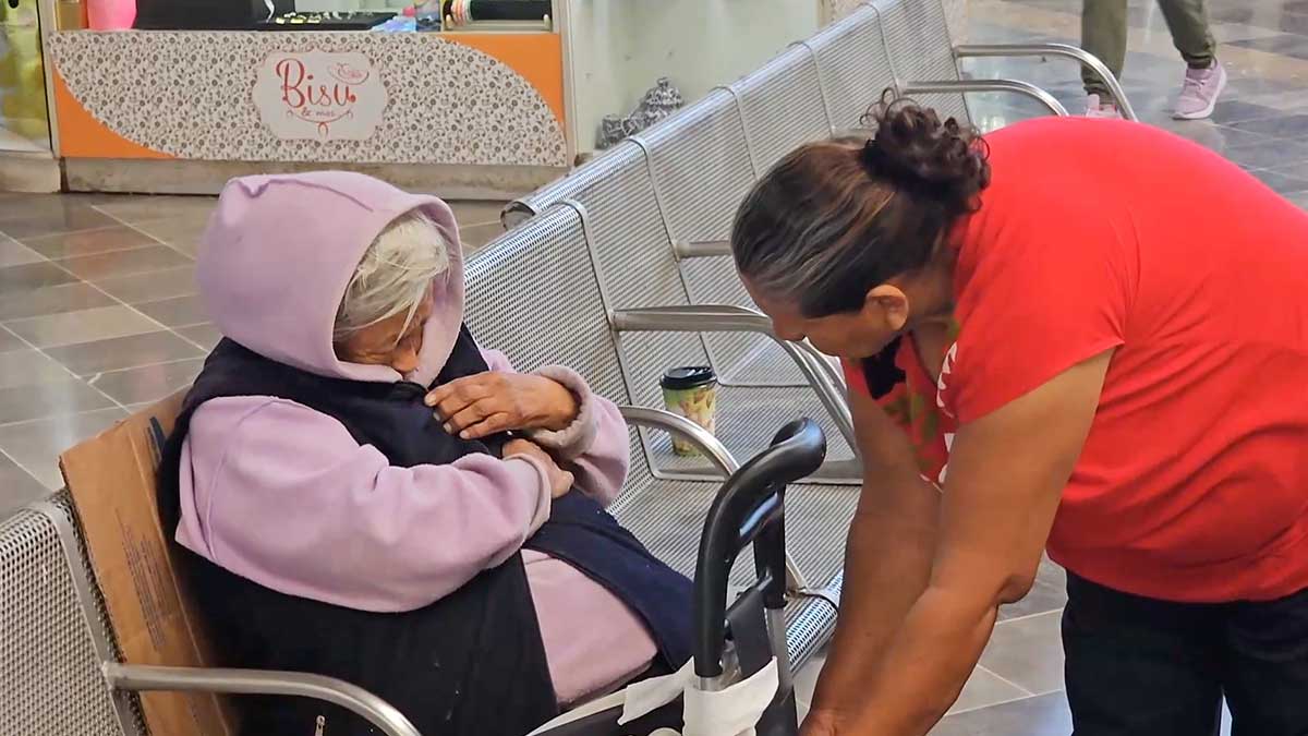 Abuelita que espera a hijos en Central de Autobuses, tiene problemas de salud
