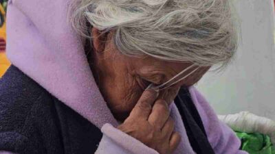 Doña Mary, abuelita que espera a su familia en la Central de Autobuses de Puebla.