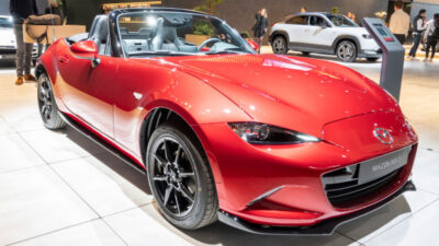 Mazda procederá legalmente contra joven que intentó comprar coche