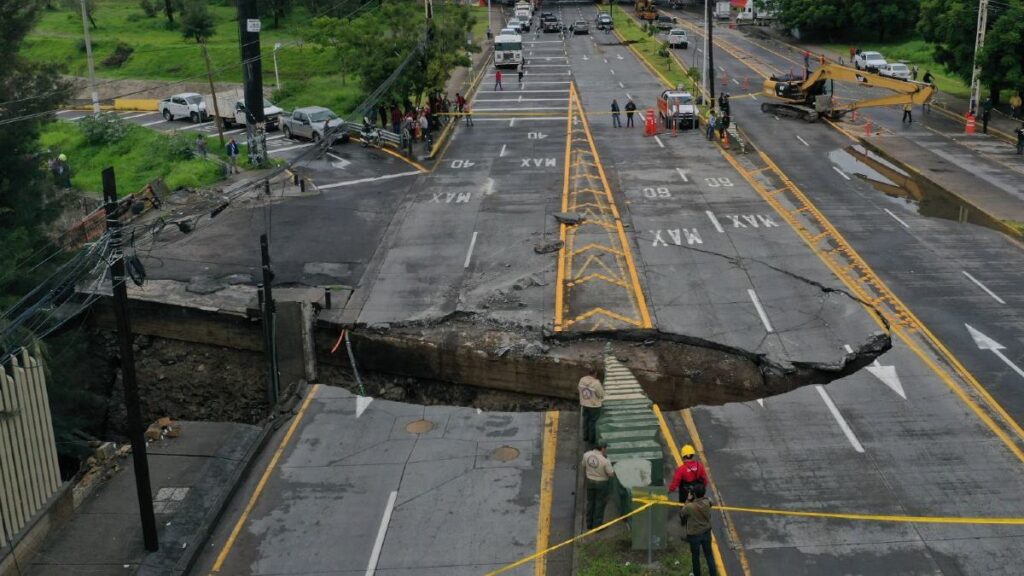 Megasocavón en Zapopan, Jalisco: desvío de rutas de transporte público