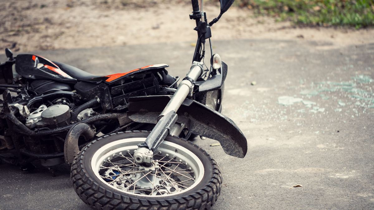 Karma instantáneo: sujetos en moto roban celular a joven en Milpa Alta y se caen