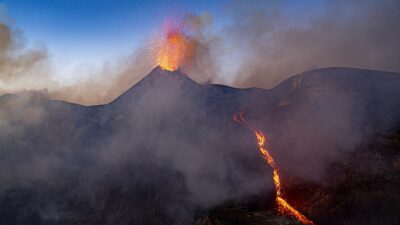 Volcán Etna de Italia entra en erupción con cascadas de lava