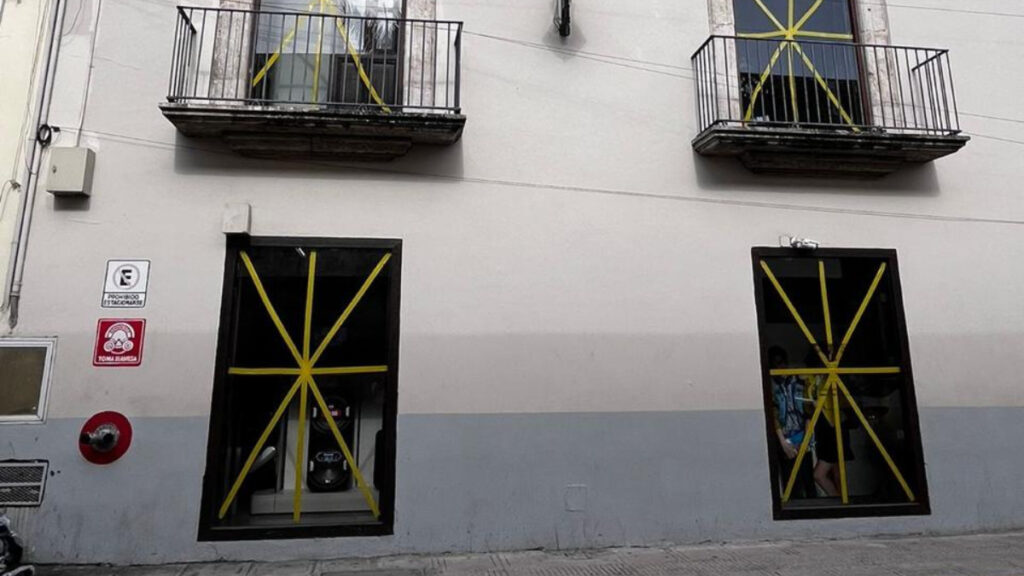 Refuerzan puertas y ventanas ante llegada de huracán.