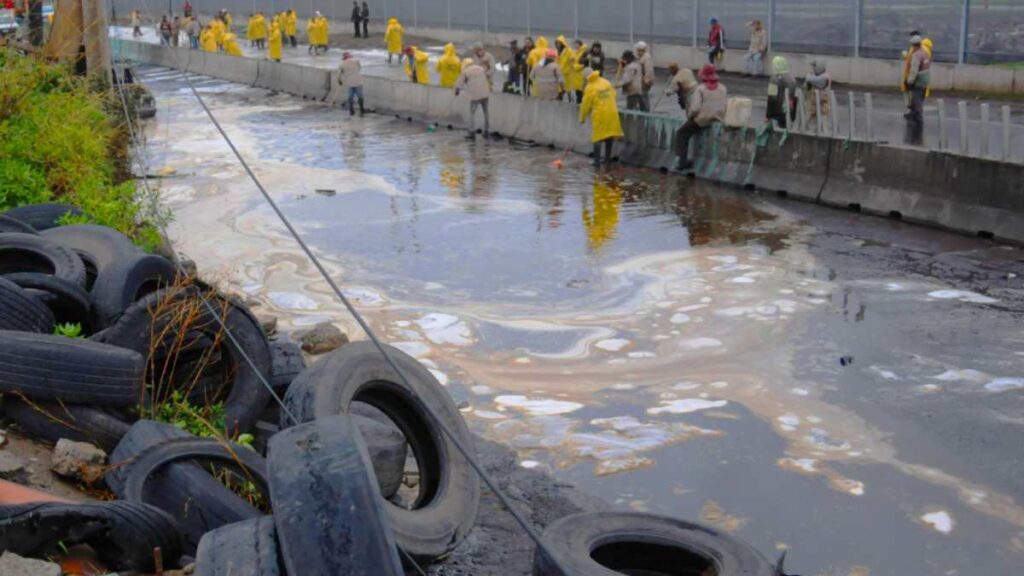 Denuncian sustancia aceitosa en tomas de agua y drenaje en zona de incendio en Neza