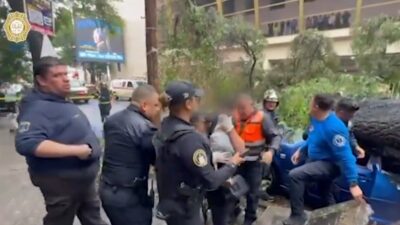 ¡Acto heroico! Salvan a niño tras caída de árbol sobre auto en CDMX