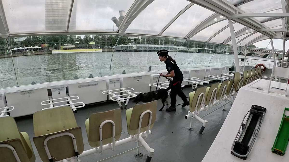 Perros detectores de bombas revisan barcos; esto, previo a la inauguración de los Juegos olímpicos París 2024