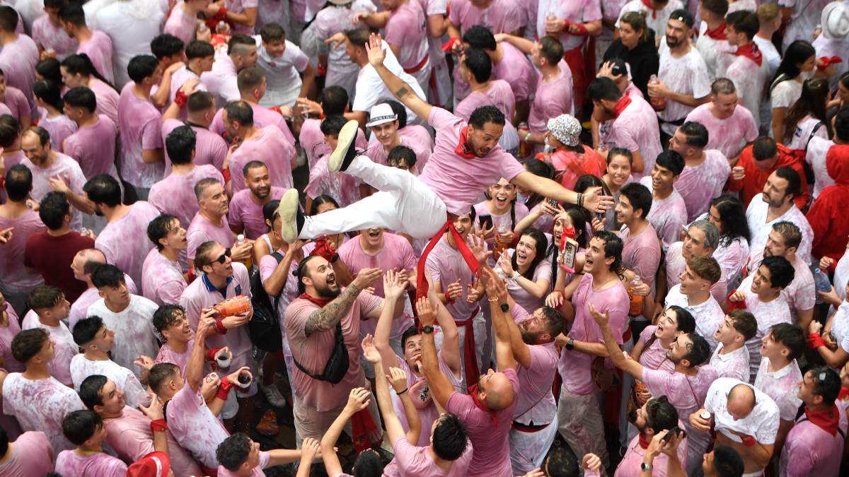 ¡Pamplona de fiesta en rojo y blanco! Arrancan celebraciones de San Fermín con el tradicional “chupinazo”