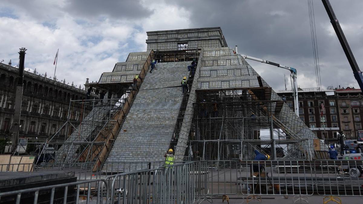 ¡No te quedes sin verla! Construyen réplica de la pirámide de Kukulkán en el Zócalo de CDMX