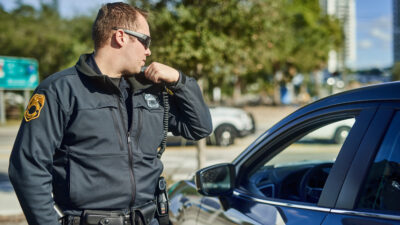 policía ve taxi que viaja en sentido contrario, lo detiene y no lleva conductor