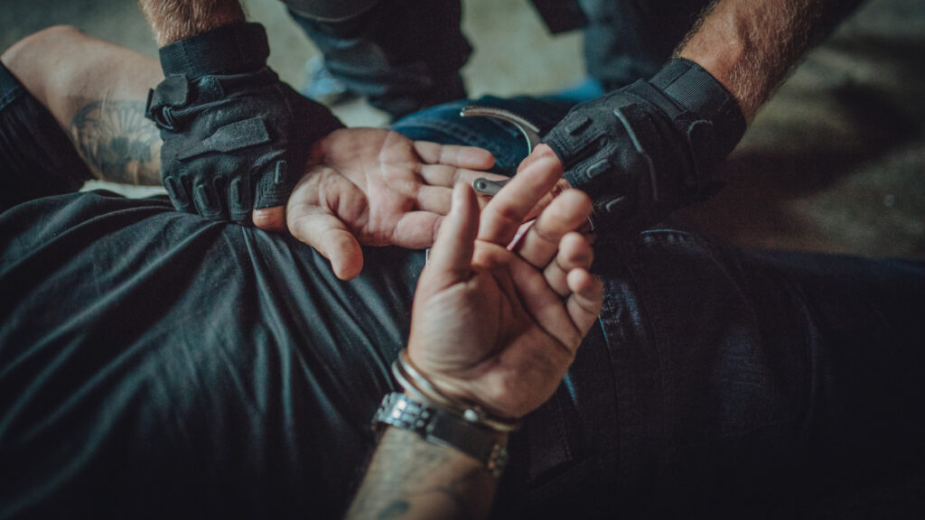 policía patea la cara a joven detenido en el aeropuerto