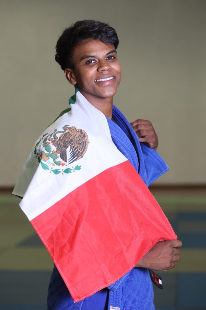 Prisca Awiti con la bandera de México antes de los Juegos Olímpicos Paris 2024