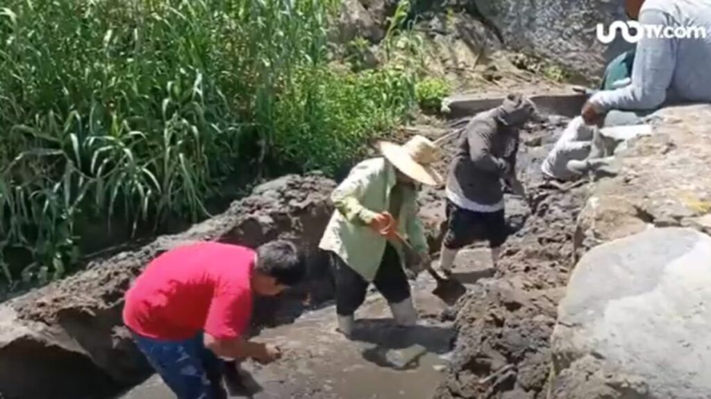 Ejidatarios de Puebla liberan un canal de riego afectado por un deslave