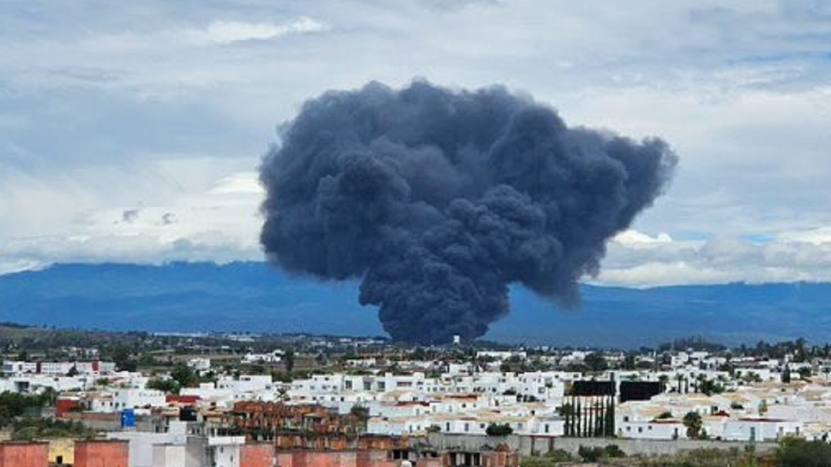 Videos del feroz incendio en maderería en Puebla; desalojan a estudiantes y profesores