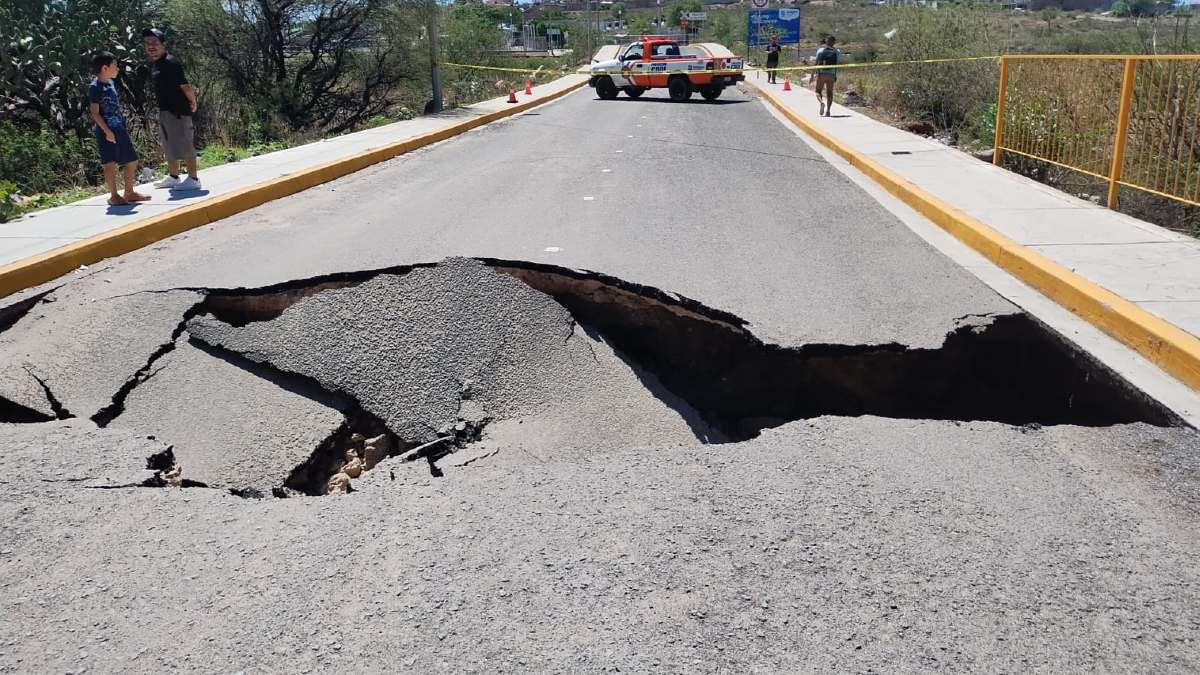 Vandalismo provoca enorme socavón y derrumbe en puente de Purísima del Rincón; IMÁGENES