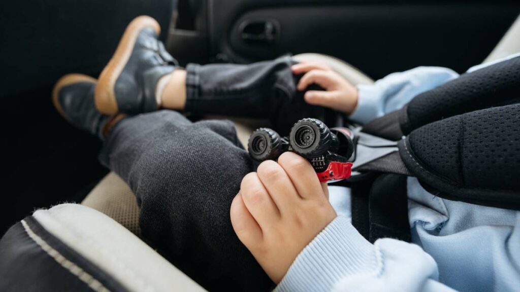 Rescatan a pequeño de 3 años en auto robado