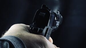 Policías detienen en Iztapalapa a dos hombres acusados de asalto con réplica de arma