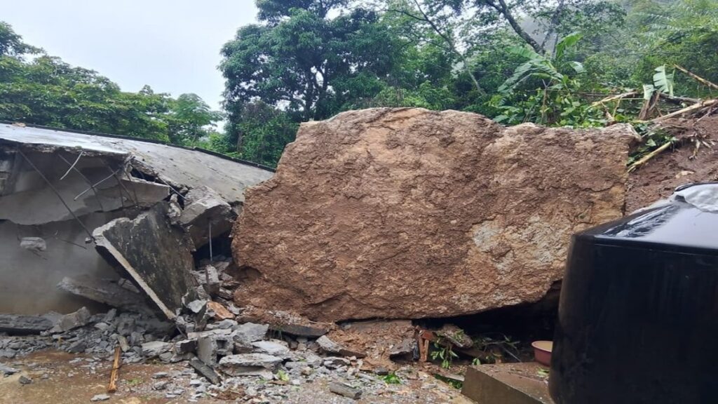 Roca Aplasta Casa En Slp