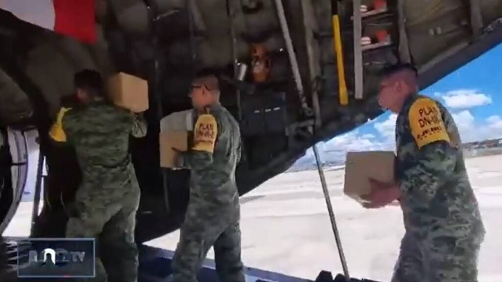 Elementos de Sedena transportan despensas por el paso del huracán Beryl en la península de Yucatán. FOTO: Captura de pantalla